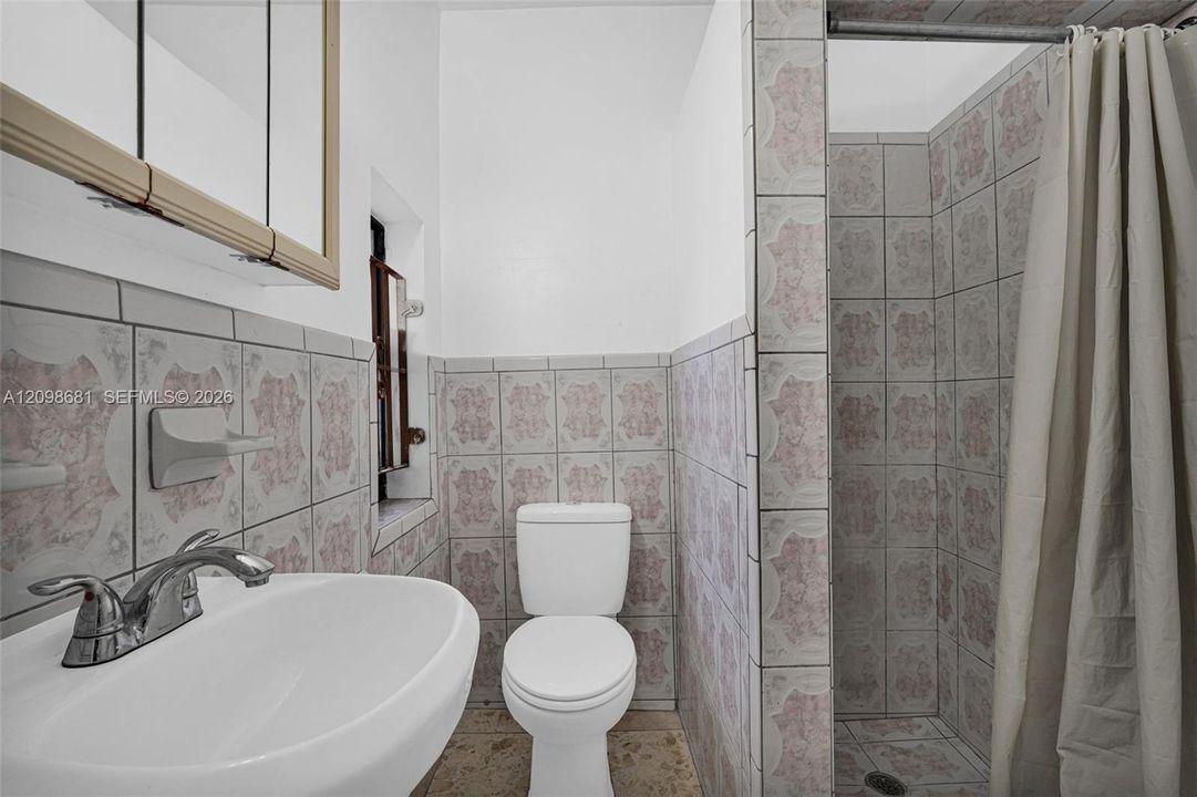 В аренду: $3,700 (5 спален, 3 ванн, 1300 Квадратных фут)