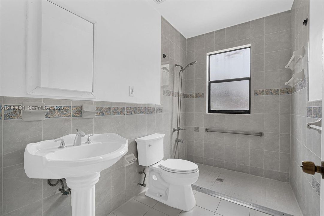 В аренду: $3,700 (5 спален, 3 ванн, 1300 Квадратных фут)