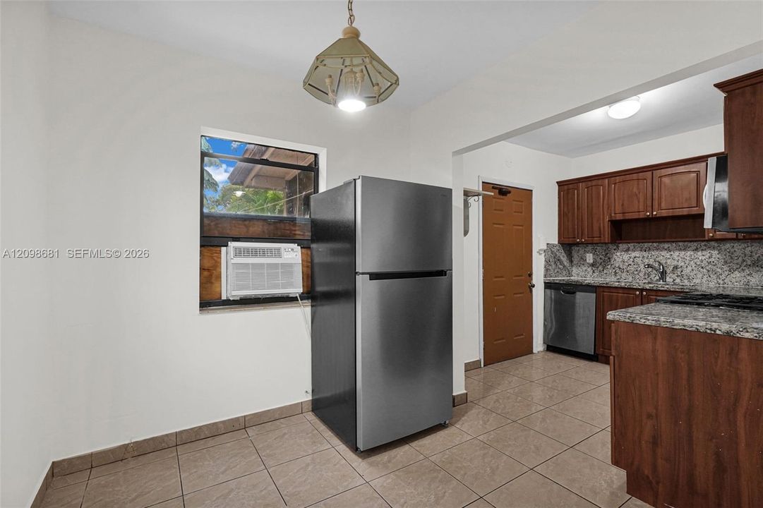 В аренду: $3,700 (5 спален, 3 ванн, 1300 Квадратных фут)