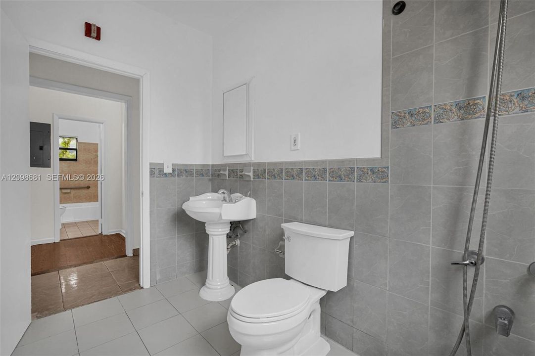 В аренду: $3,700 (5 спален, 3 ванн, 1300 Квадратных фут)