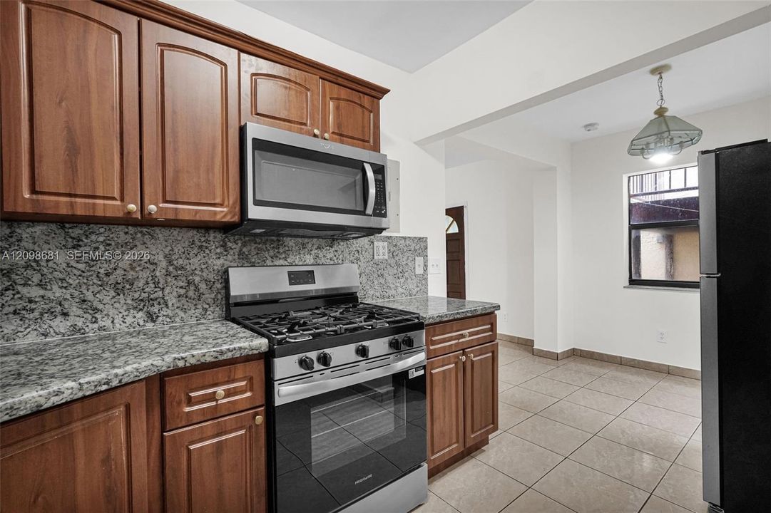 В аренду: $3,700 (5 спален, 3 ванн, 1300 Квадратных фут)