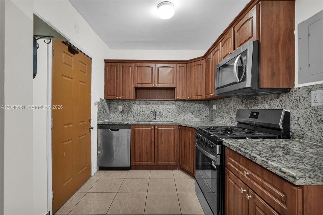 В аренду: $3,700 (5 спален, 3 ванн, 1300 Квадратных фут)