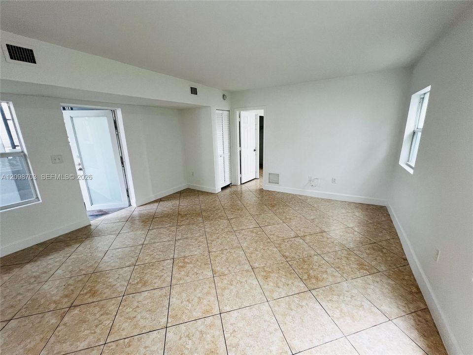 For Rent: $2,250 (1 beds, 1 baths, 800 Square Feet)