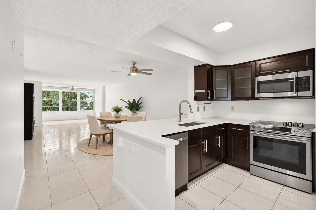 03_Open_Kitchen_Staged