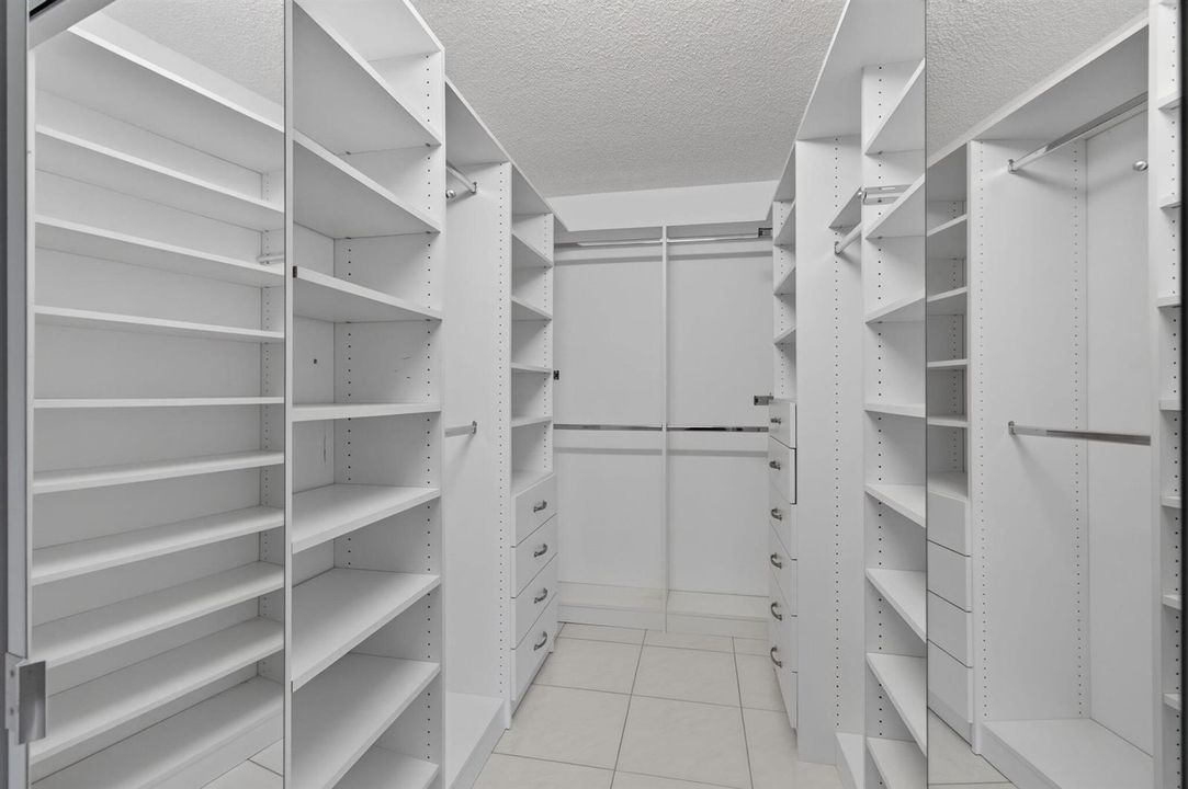 15_Walk_In_Closet