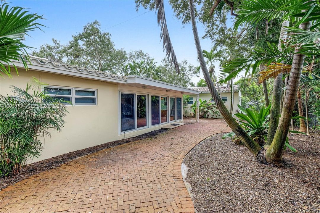 For Rent: $8,950 (4 beds, 4 baths, 2706 Square Feet)