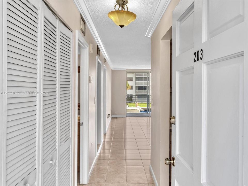 For Rent: $1,850 (1 beds, 1 baths, 812 Square Feet)