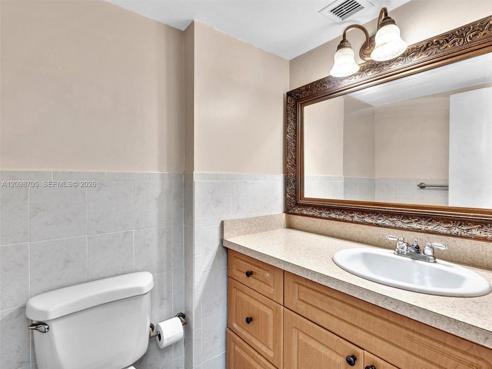 For Rent: $1,850 (1 beds, 1 baths, 812 Square Feet)