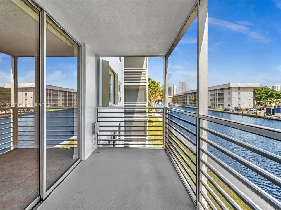 For Rent: $1,850 (1 beds, 1 baths, 812 Square Feet)