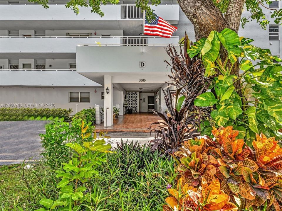 For Rent: $1,850 (1 beds, 1 baths, 812 Square Feet)