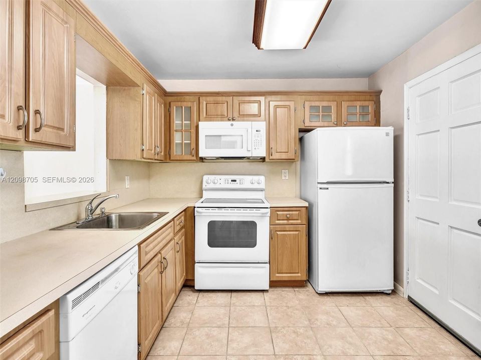 For Rent: $1,850 (1 beds, 1 baths, 812 Square Feet)