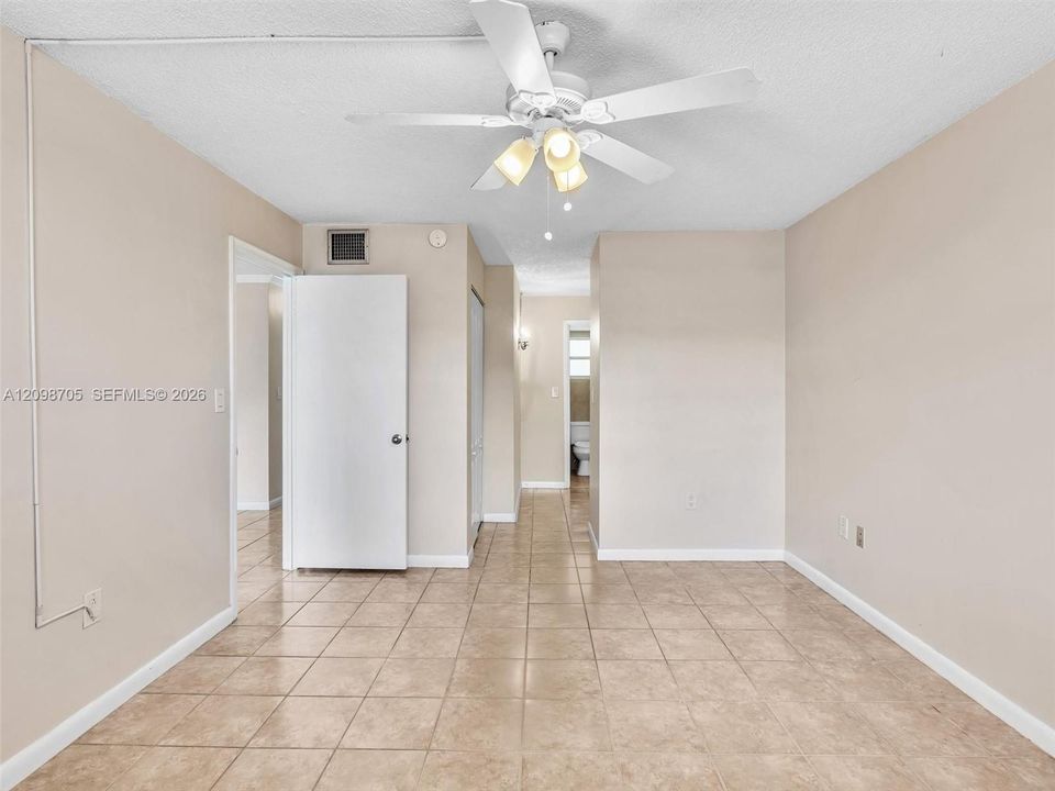 For Rent: $1,850 (1 beds, 1 baths, 812 Square Feet)