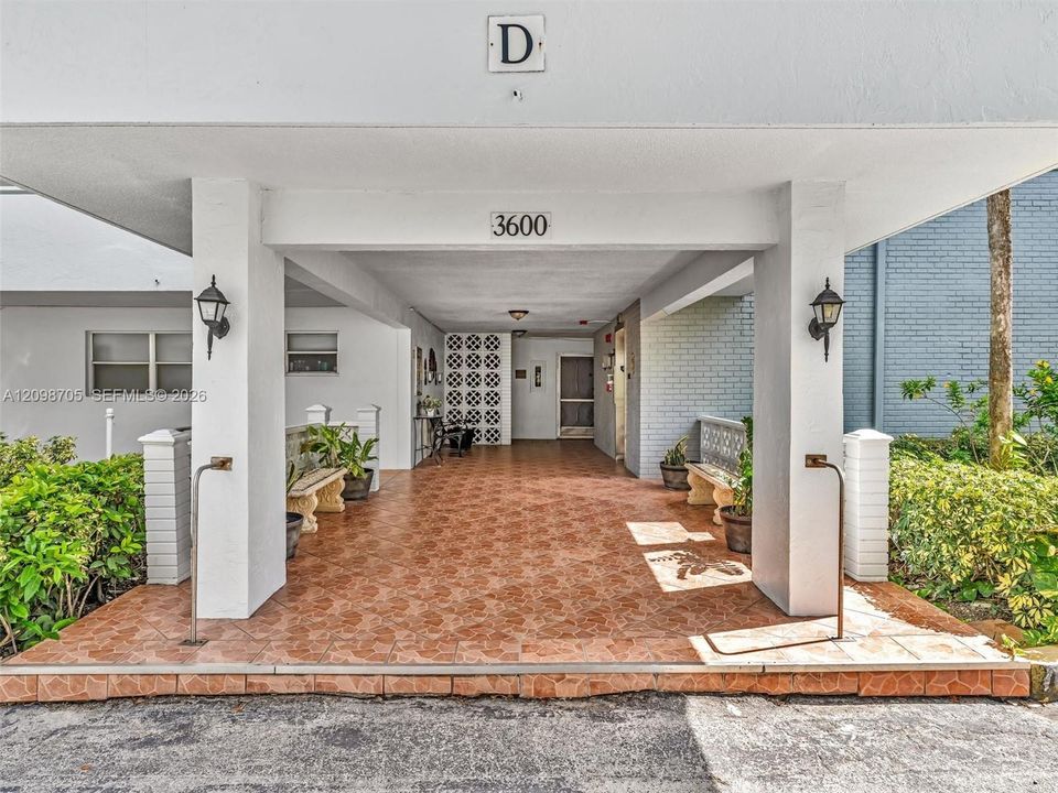 For Rent: $1,850 (1 beds, 1 baths, 812 Square Feet)