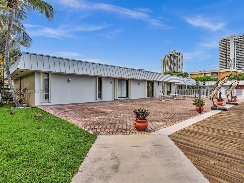 For Rent: $1,850 (1 beds, 1 baths, 812 Square Feet)