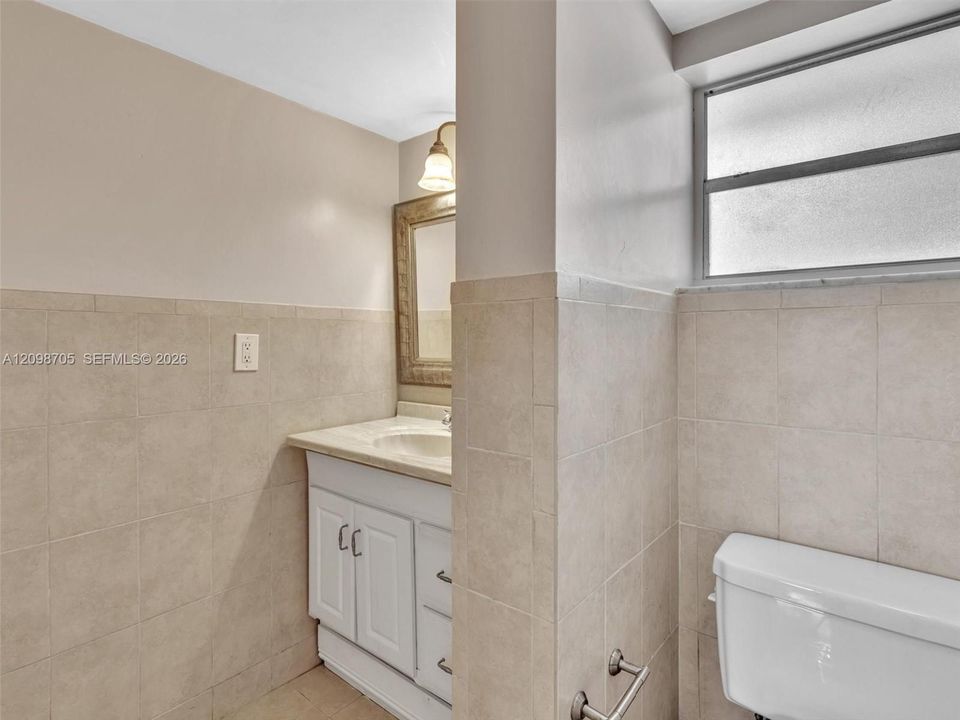For Rent: $1,850 (1 beds, 1 baths, 812 Square Feet)