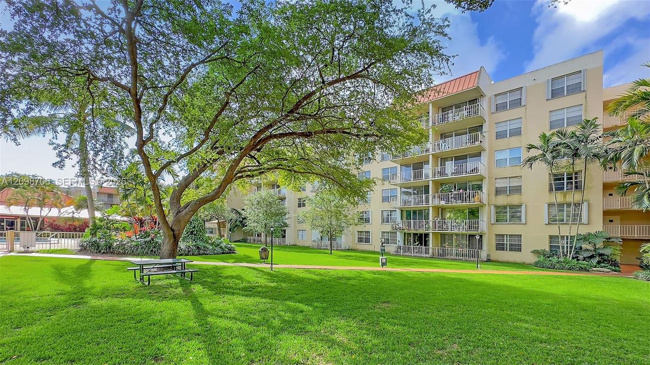 For Rent: $2,050 (1 beds, 1 baths, 840 Square Feet)