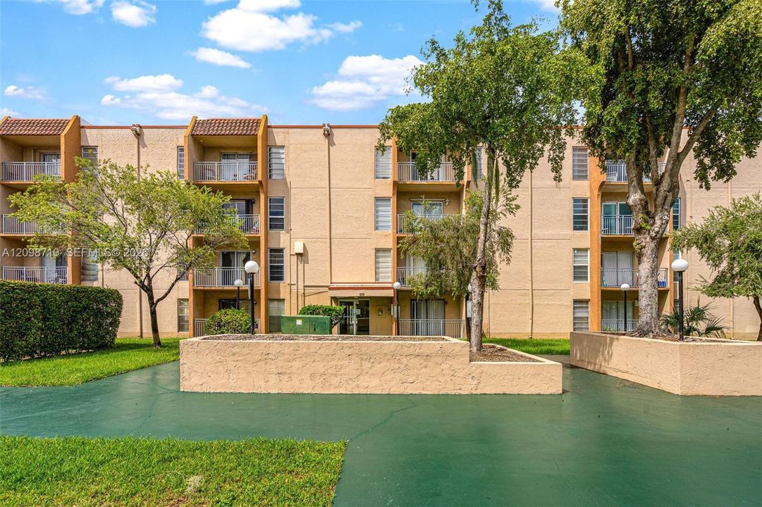 For Rent: $2,000 (2 beds, 2 baths, 782 Square Feet)