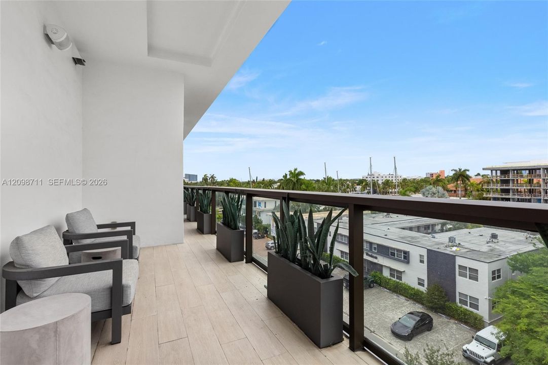 For Sale: $2,999,999 (3 beds, 2 baths, 2590 Square Feet)