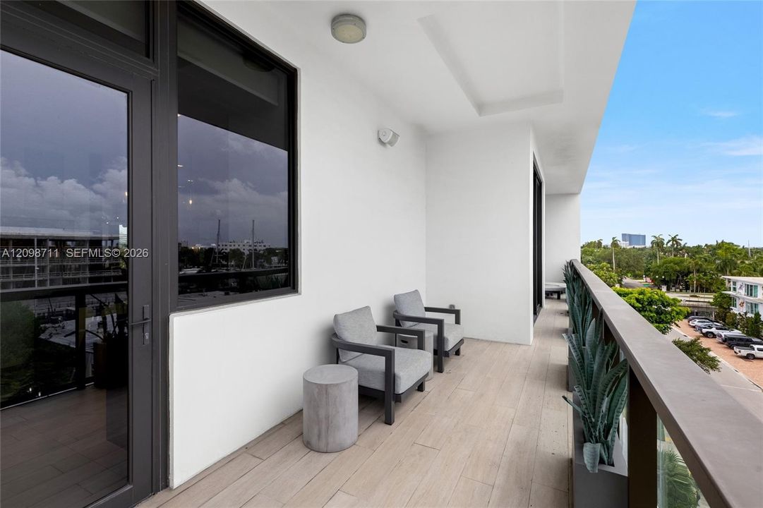 For Sale: $2,999,999 (3 beds, 2 baths, 2590 Square Feet)