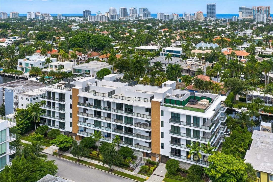 For Sale: $2,999,999 (3 beds, 2 baths, 2590 Square Feet)