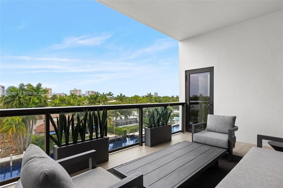 For Sale: $2,999,999 (3 beds, 2 baths, 2590 Square Feet)