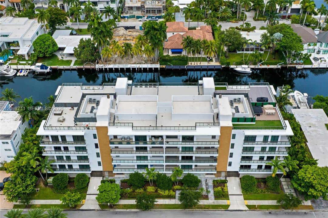 For Sale: $2,999,999 (3 beds, 2 baths, 2590 Square Feet)