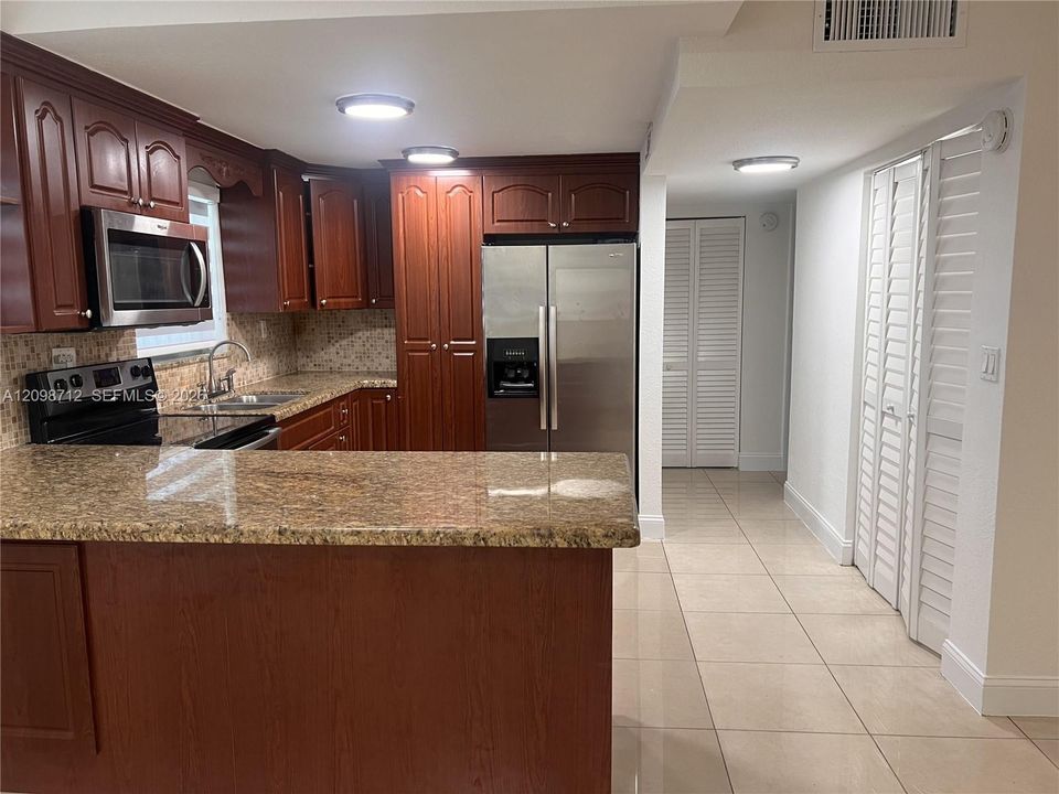 For Rent: $2,600 (2 beds, 2 baths, 1206 Square Feet)