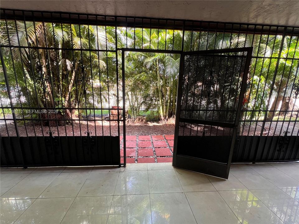 For Rent: $2,600 (2 beds, 2 baths, 1206 Square Feet)
