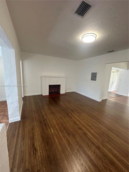 For Rent: $2,800 (2 beds, 1 baths, 1123 Square Feet)