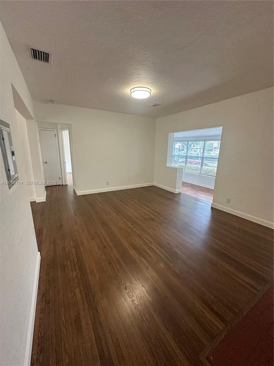 For Rent: $2,800 (2 beds, 1 baths, 1123 Square Feet)