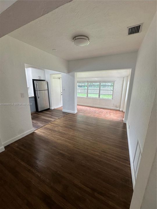 For Rent: $2,800 (2 beds, 1 baths, 1123 Square Feet)