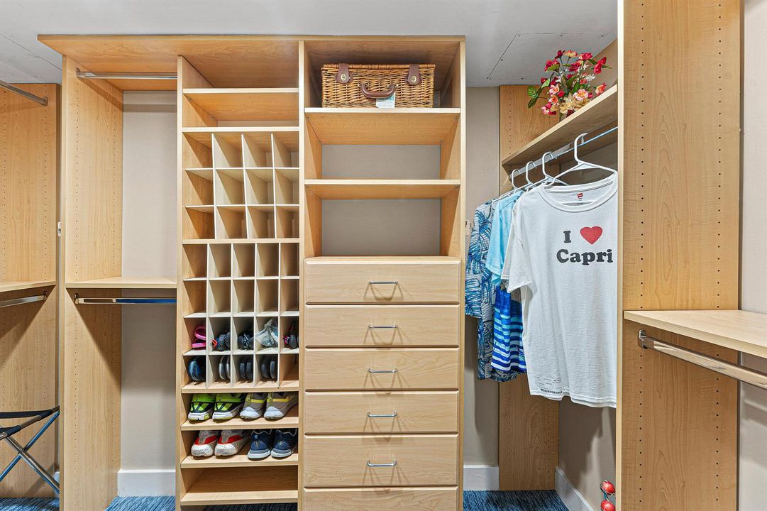 Walk - in Closet