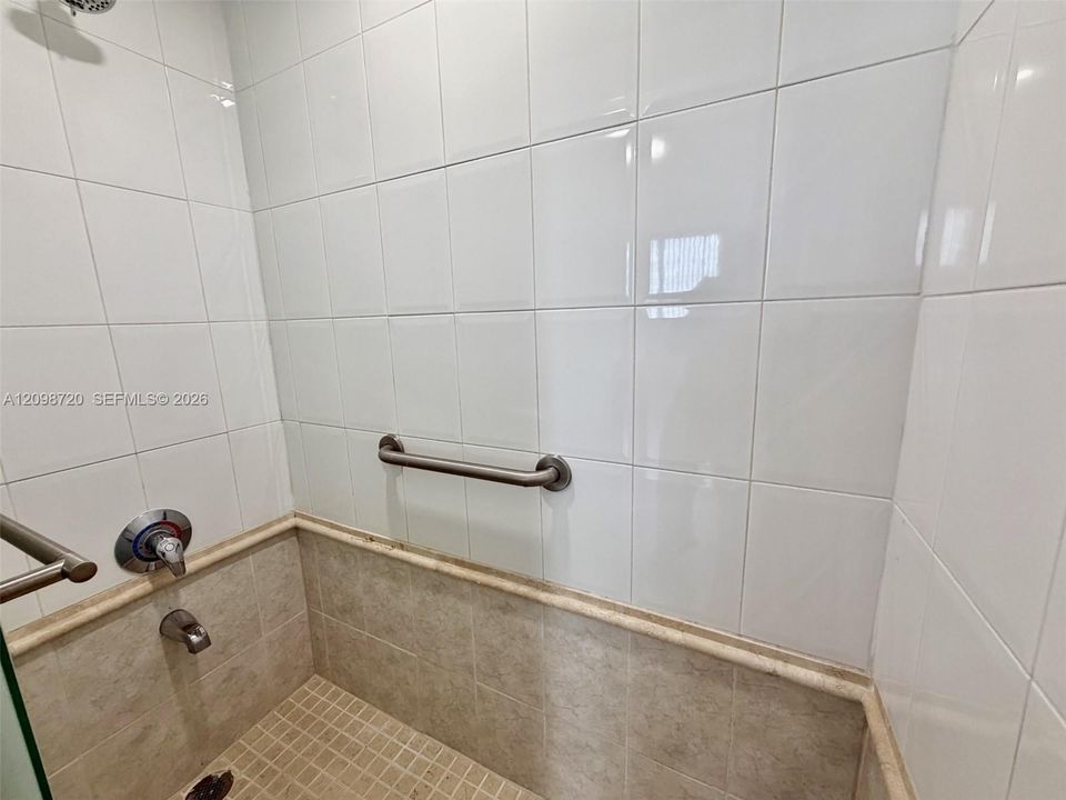 For Rent: $2,400 (2 beds, 2 baths, 1012 Square Feet)