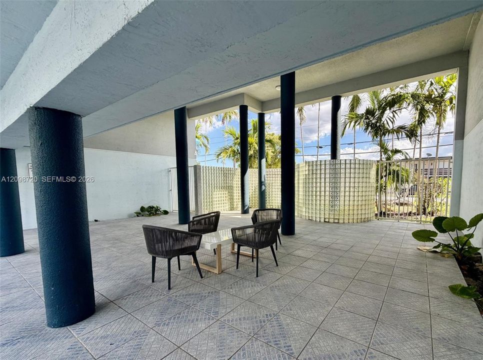 For Rent: $2,400 (2 beds, 2 baths, 1012 Square Feet)