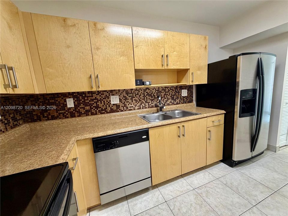 For Rent: $2,400 (2 beds, 2 baths, 1012 Square Feet)