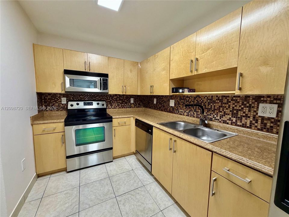 For Rent: $2,400 (2 beds, 2 baths, 1012 Square Feet)
