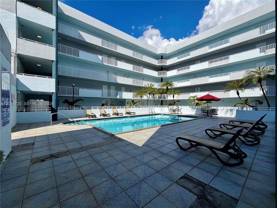 For Rent: $2,400 (2 beds, 2 baths, 1012 Square Feet)