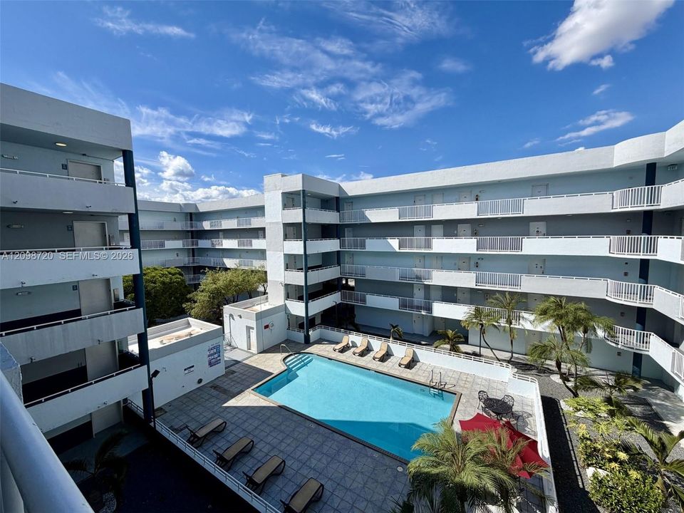 For Rent: $2,400 (2 beds, 2 baths, 1012 Square Feet)