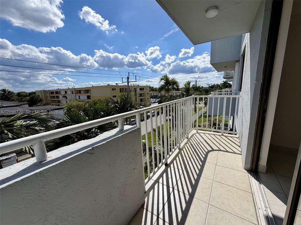 For Rent: $2,400 (2 beds, 2 baths, 1012 Square Feet)