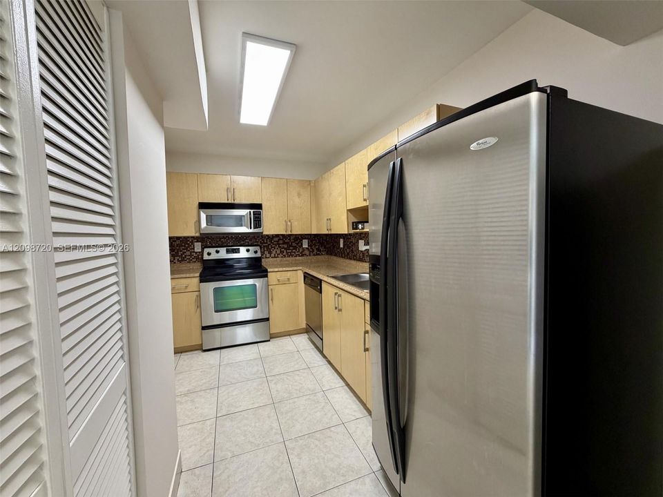 For Rent: $2,400 (2 beds, 2 baths, 1012 Square Feet)