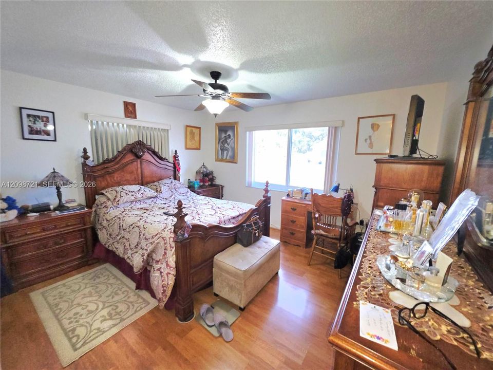 For Sale: $550,000 (4 beds, 2 baths, 1425 Square Feet)