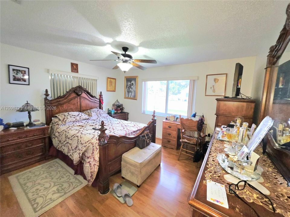 For Sale: $550,000 (4 beds, 2 baths, 1425 Square Feet)
