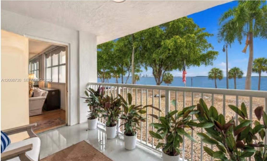 For Sale: $400,000 (1 beds, 1 baths, 852 Square Feet)