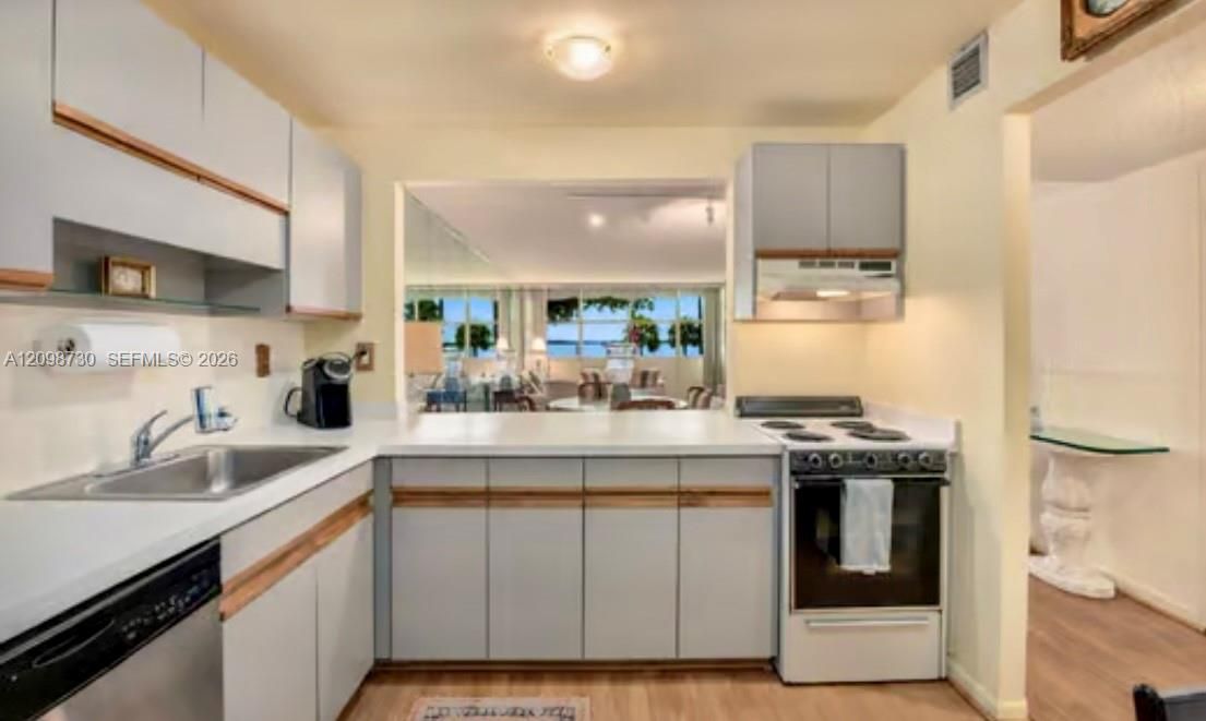 For Sale: $400,000 (1 beds, 1 baths, 852 Square Feet)
