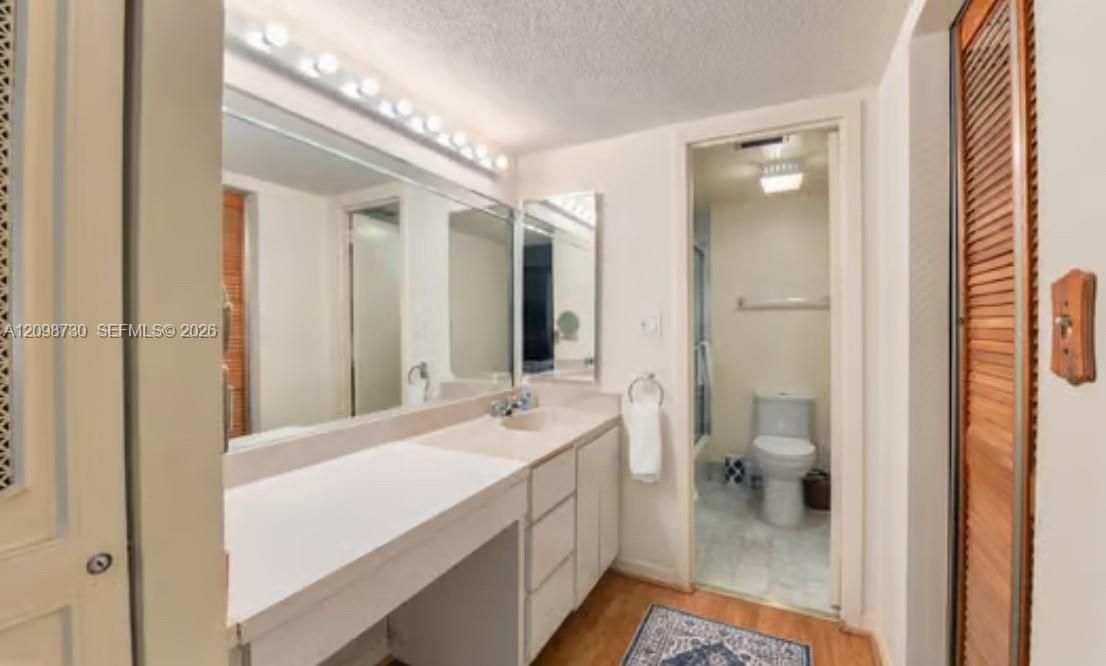 For Sale: $400,000 (1 beds, 1 baths, 852 Square Feet)