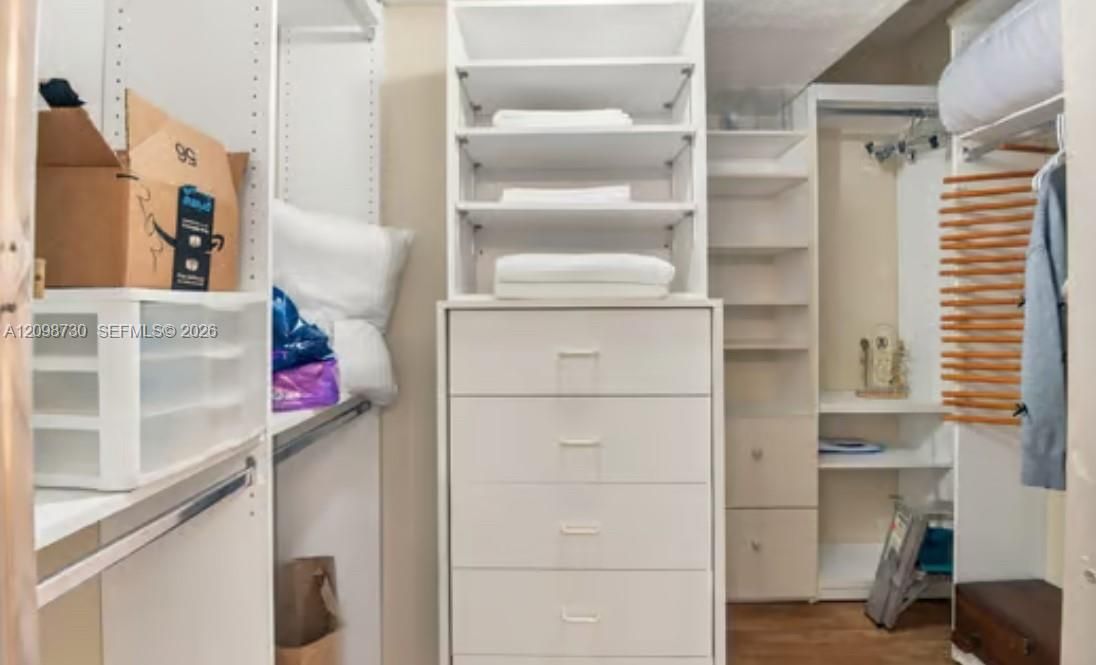 For Sale: $400,000 (1 beds, 1 baths, 852 Square Feet)