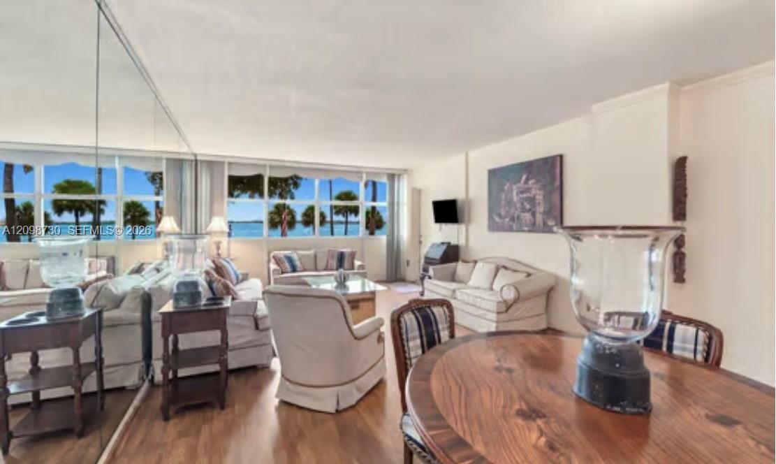 For Sale: $400,000 (1 beds, 1 baths, 852 Square Feet)