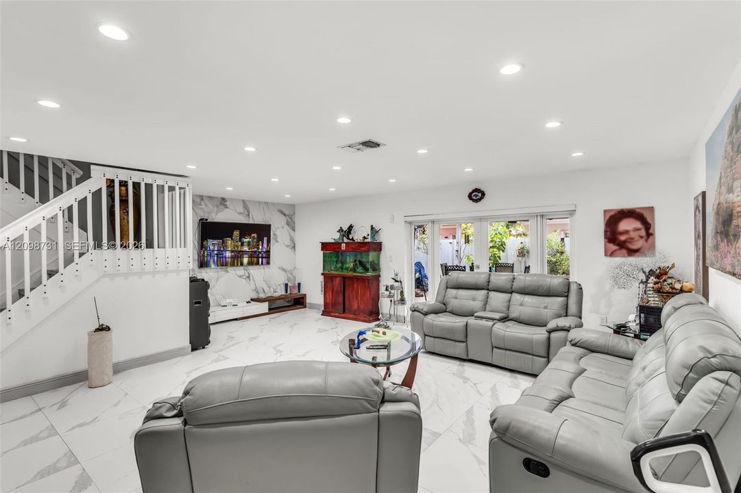 En Venta: $550,000 (3 camas, 2 baños, 1644 Pies cuadrados)