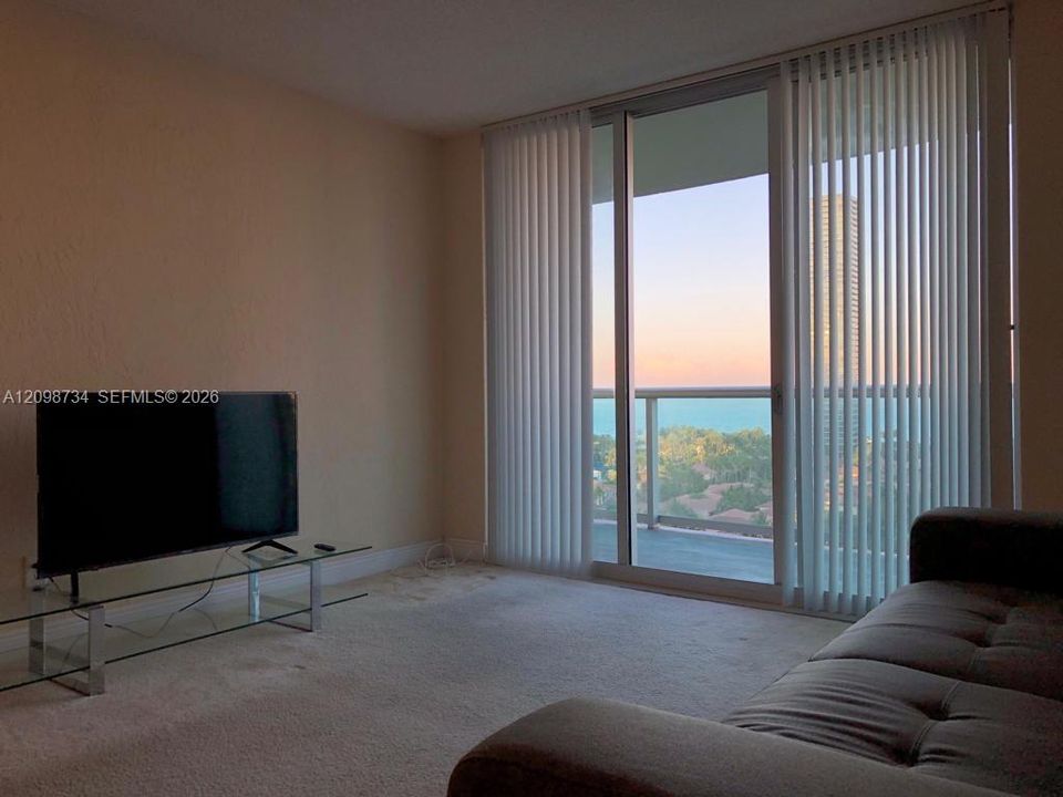 For Sale: $379,000 (1 beds, 1 baths, 1000 Square Feet)