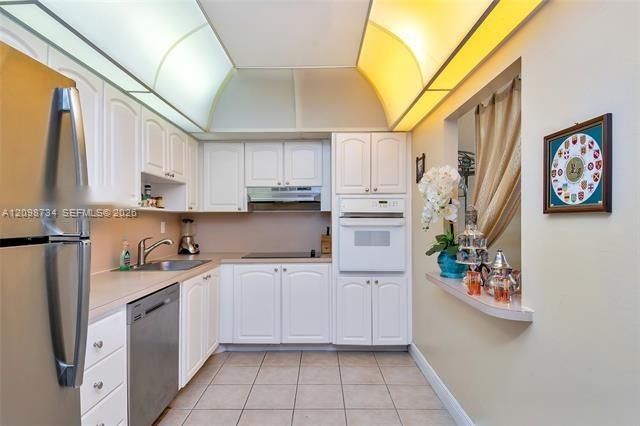 For Sale: $379,000 (1 beds, 1 baths, 1000 Square Feet)